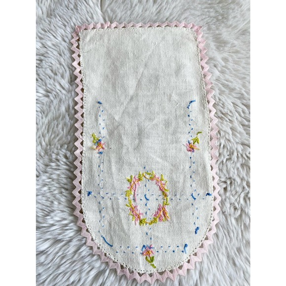 Vintage 1950s embroidered table runner - Picture 3 of 5